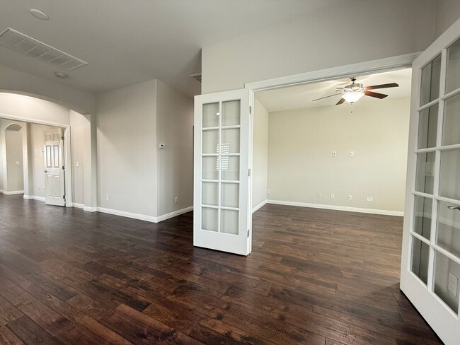 Building Photo - 132 Dunblane St