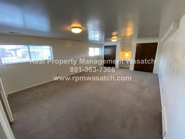 Building Photo - Spacious 3 bedroom, 1.5 bathroom condo in ...