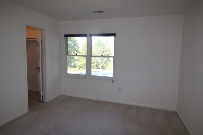 Building Photo - Very well maintained 2-bedroom 2-bath cond...