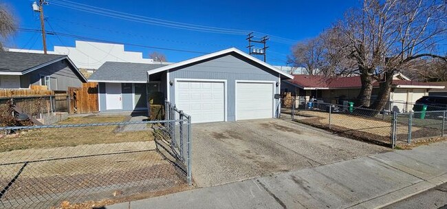 Building Photo - 2bed 1 bath 1 car garage Duplex home. 1mil...