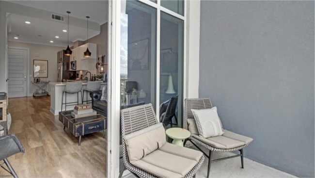 Building Photo - 719 8th Ave S