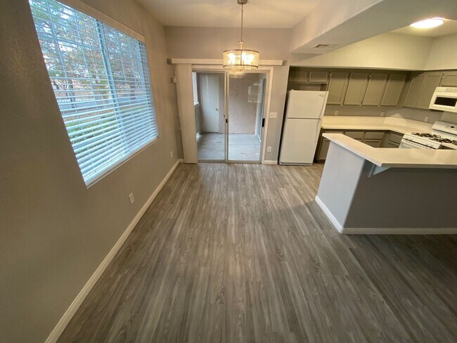 Building Photo - GORGEOUS CONDO IN GATED COMMUNITY NEAR SUMMERLIN