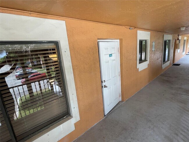 Building Photo - 6900 SW 39th St