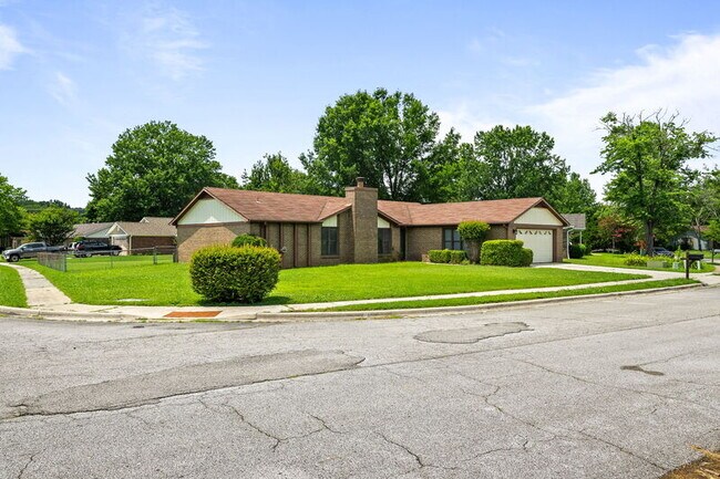 Building Photo - 1028 SE Kinsey Dr