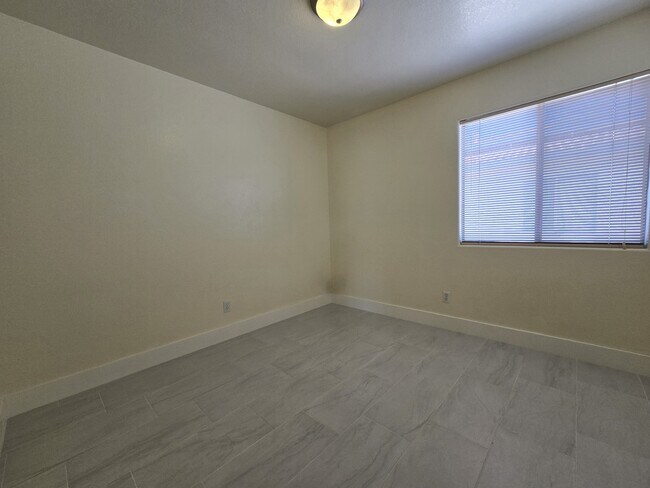 Building Photo - 7980 N Siskiyou Dr