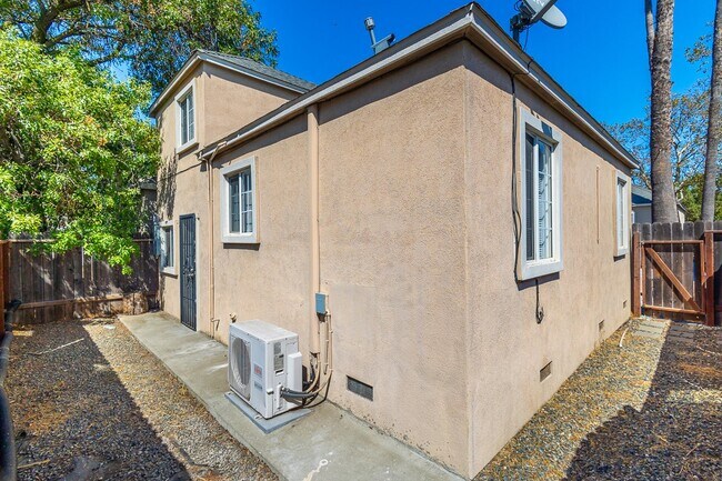 Building Photo - 1911 El Monte Ave