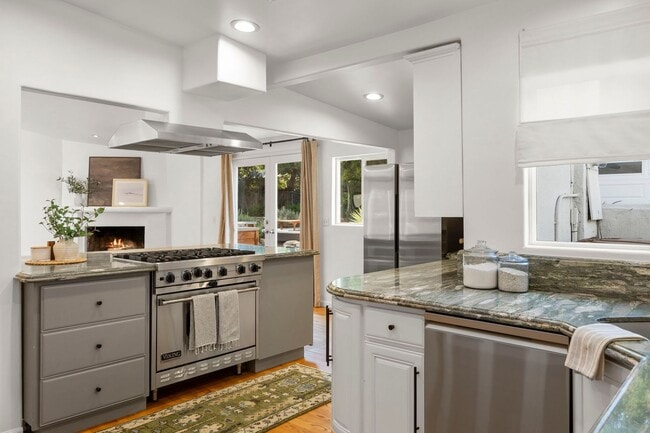 Building Photo - Upscale Downtown Living