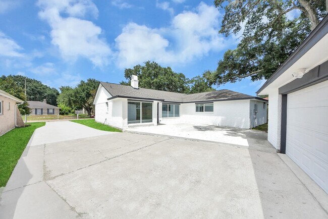 Building Photo - 16114 Forest Bend Ave