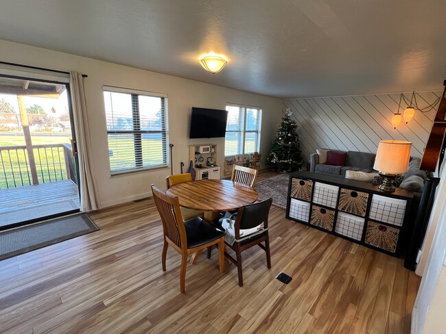 Building Photo - 206 Cypress Cir