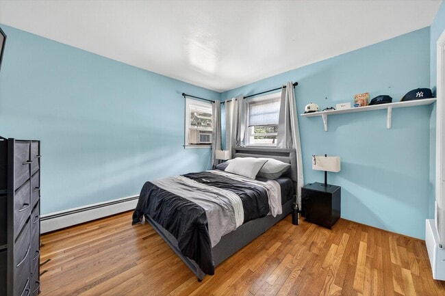 Building Photo - Spacious 4 BR/2BA home corner-lot in Warwi...