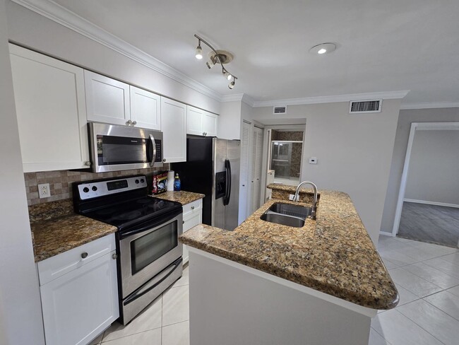 Building Photo - Chic 1-bedroom and 1 bathroom Condo Unit I...