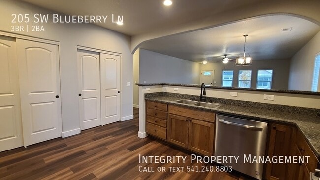 Building Photo - 205 SW Blueberry Ln