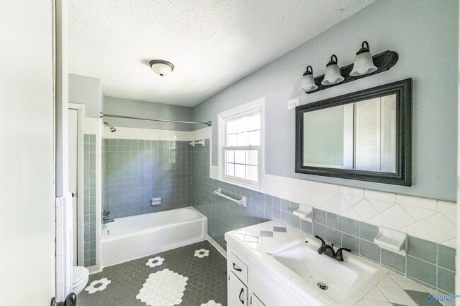 Building Photo - 2107 Edinburgh Dr SW