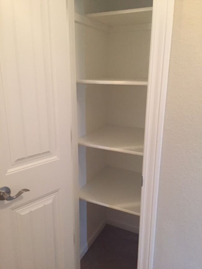 Building Photo - Lake Estates 4 bed 2.5 bath 3 car garage home!