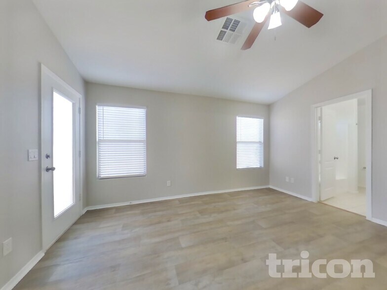 Building Photo - 11446 W Roanoke Dr