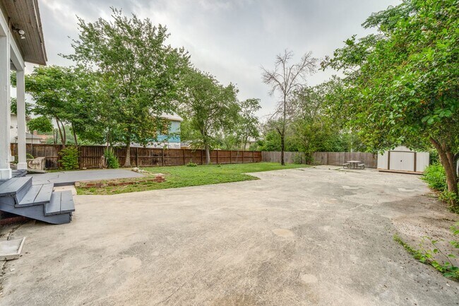 Building Photo - 514 E Park Ave