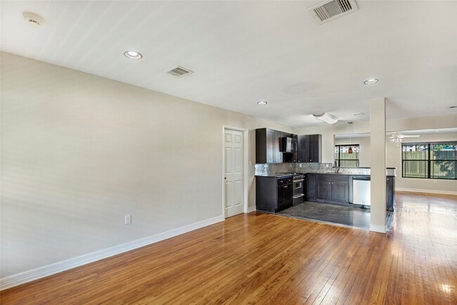 Building Photo - 2106 Stonecrest Dr