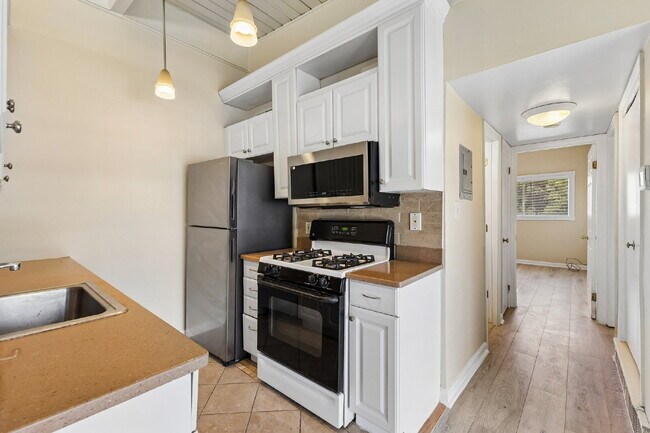 Building Photo - Location, Location, Location! Move-in ready, Offers 2 beds and 1 bed