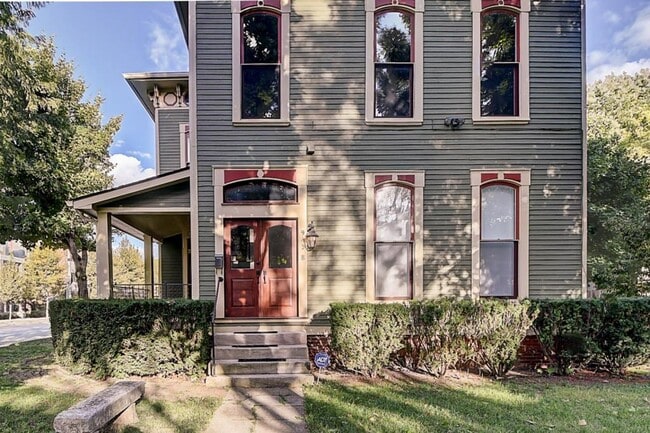 Primary Photo - 943 N Park Ave