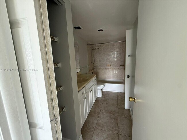 Building Photo - 4174 Inverrary Dr