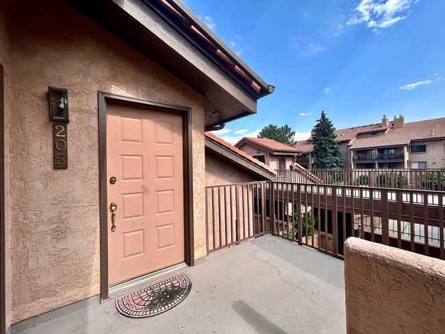 Building Photo - Spacious 2Bd/2.5Ba Luxury Loft-Style Condo...