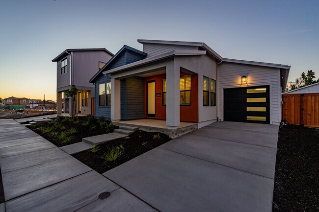 Building Photo - Bright and Beautiful 3 bedroom 2 full bathroom Home! Attached two car tandem garage with large en...