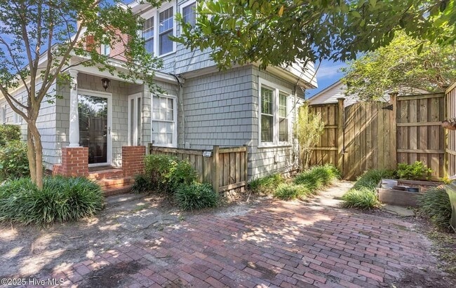 Building Photo - 3 Bed 3 Bath Historic Home