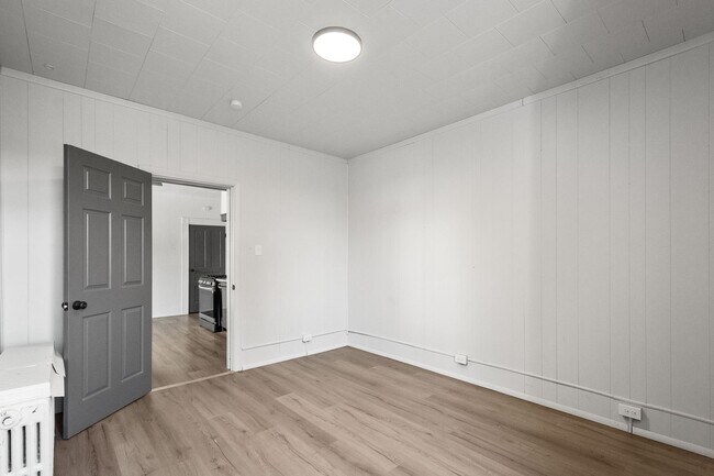 Building Photo - Beautiful 3 bedroom in McKees Rocks availa...