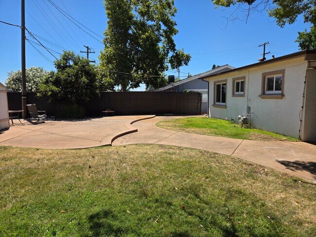 Building Photo - Large corner lot - Central Folsom 2 Bedroom, 1 Bath