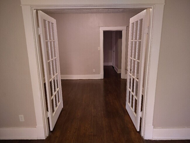Building Photo - Move-in Special! 1/2 off first month's rent!