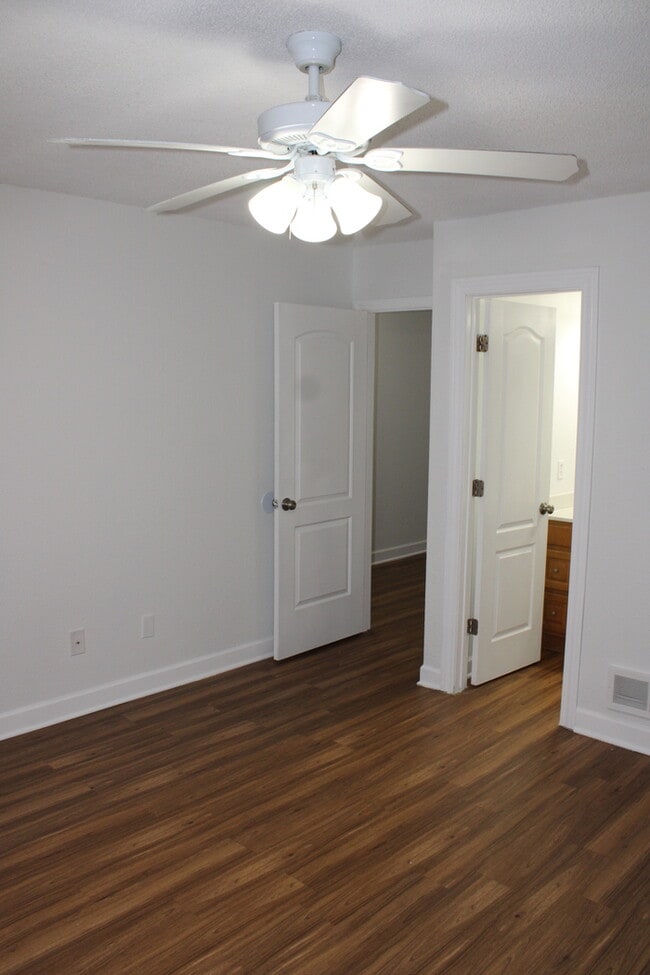 Building Photo - Beautiful 3 bedrooms and 2.5 baths with vanity in ALL ELECTRIC townhome in Blue Springs, MO