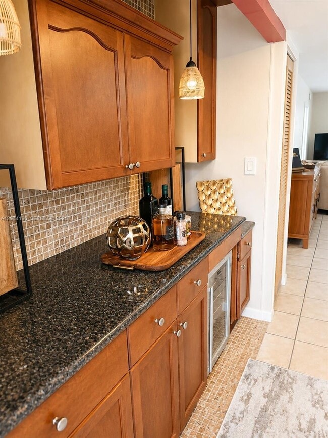 Building Photo - 2821 Somerset Dr