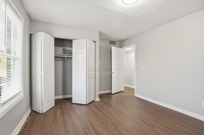 Building Photo - 419 Wood Creek Dr