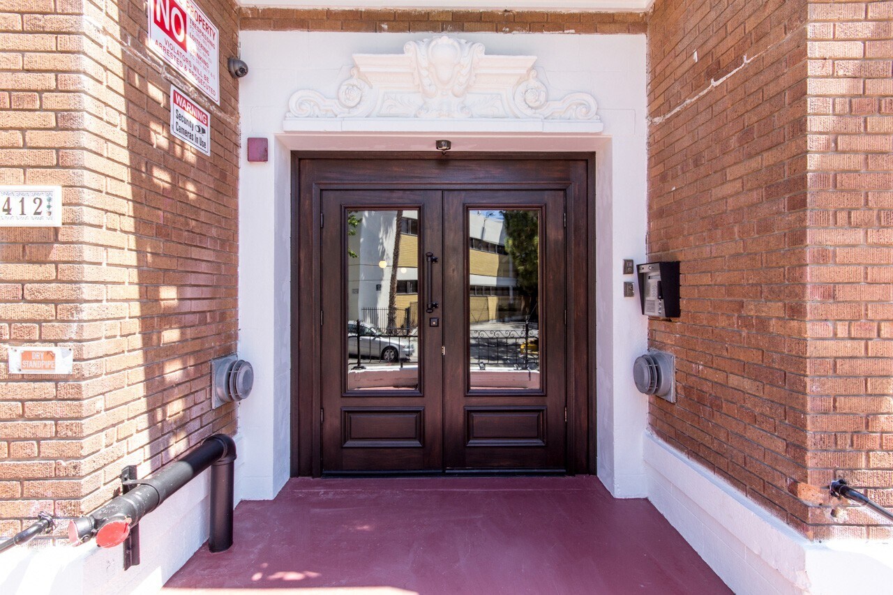 Building Photo - 412 S Lake St