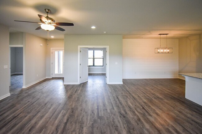 Building Photo - 4 Bedroom 2 Bathroom Home In Farmington, AR.