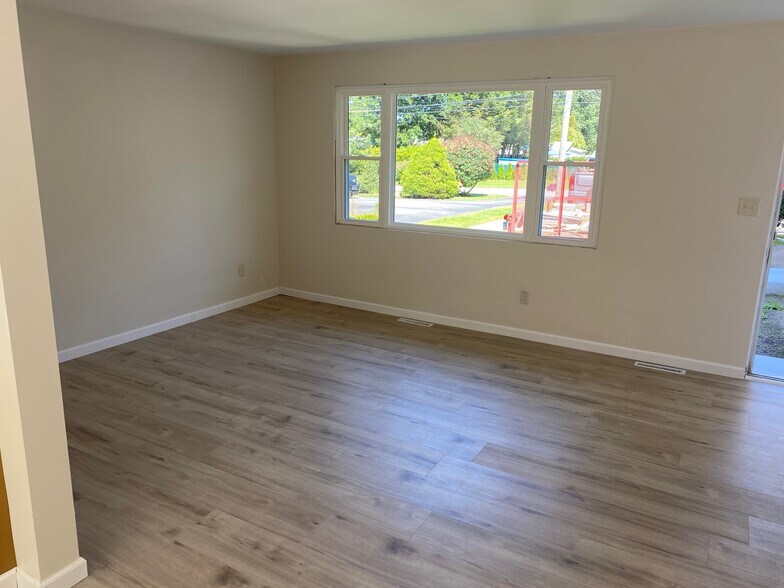 LARGE LIVING ROOM - 2218 Midland Dr