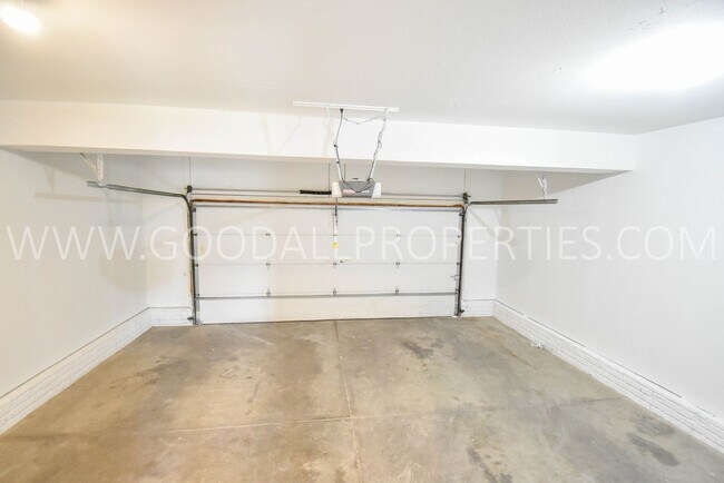 Building Photo - 3 BDRM 2.5 Bath finished basement fenced backyard in Ankeny
