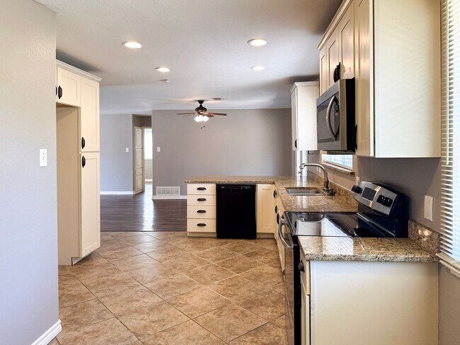Building Photo - 3 Bedroom / 2 Bath / 2 Car Garage