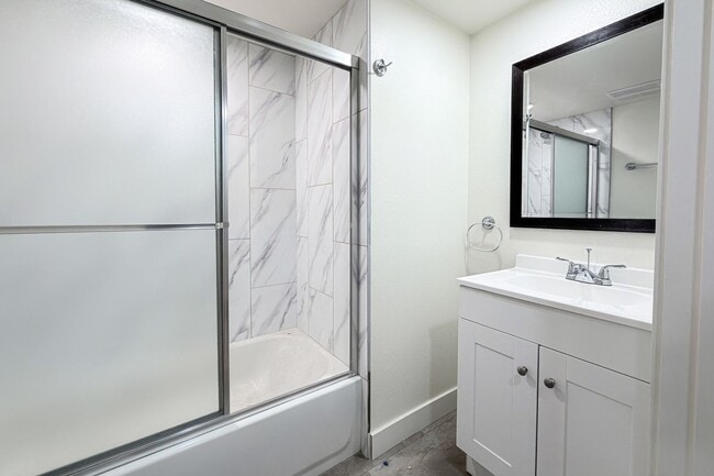 Building Photo - Brand New Luxury 4 & 5 Bed Units