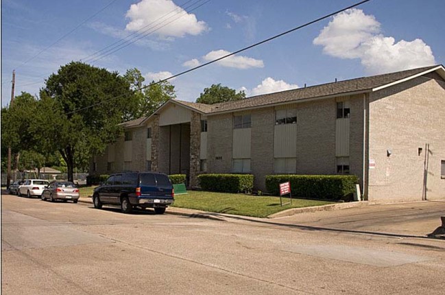 Building Photo - Courtyard Apartments