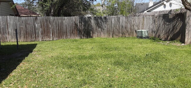 Building Photo - 8527 Ashlawn Dr