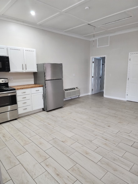 Building Photo - 34 Davis St W