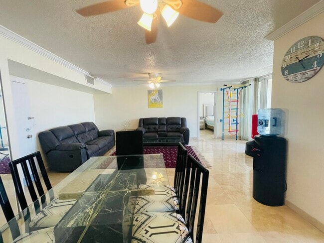 Building Photo - 1237 Hillsboro Mile