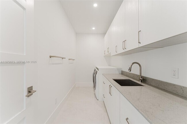 Building Photo - 464 NE 6th St