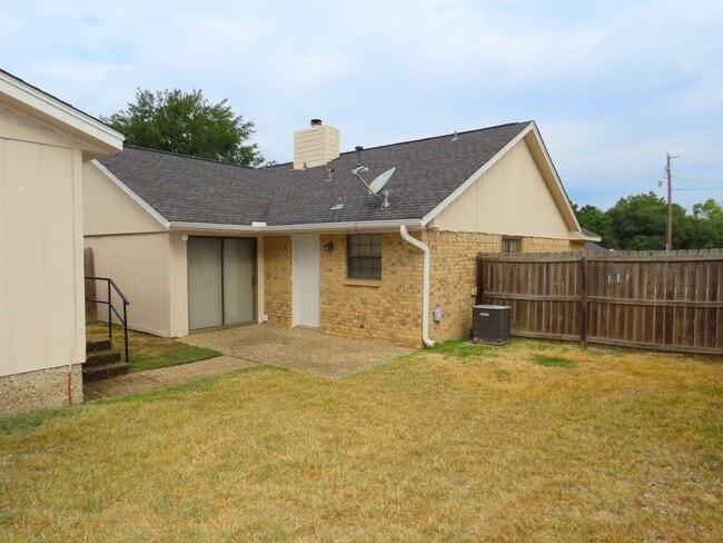 Building Photo - Near UT Tyler! 2 Bedroom, 2 Bath Duplex w/Garage
