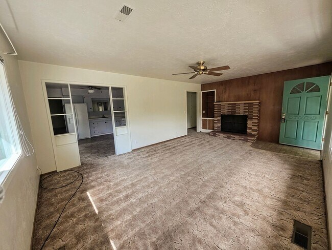 Building Photo - Country Garden in City Limits