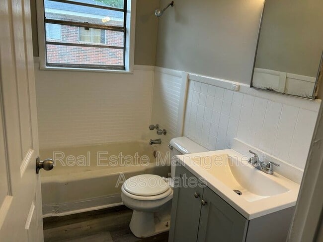 Building Photo - 206 Austin St