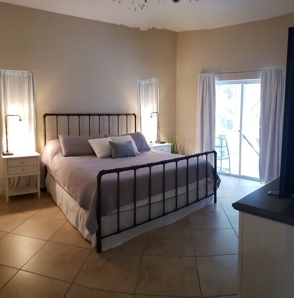 master room for kingsize and two nightstands - 2063 Imperial Cir