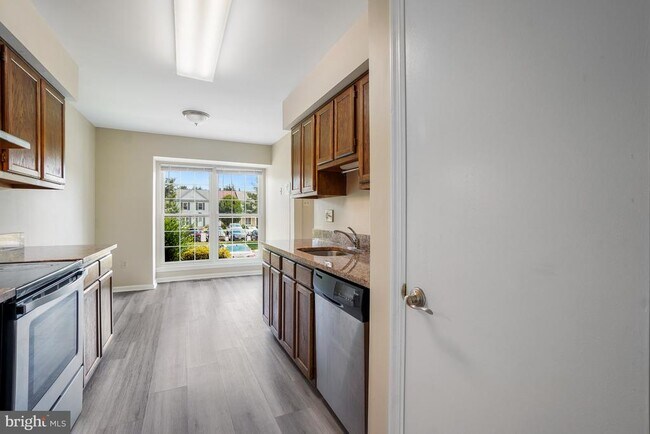 Building Photo - 3121 Benton Square Dr