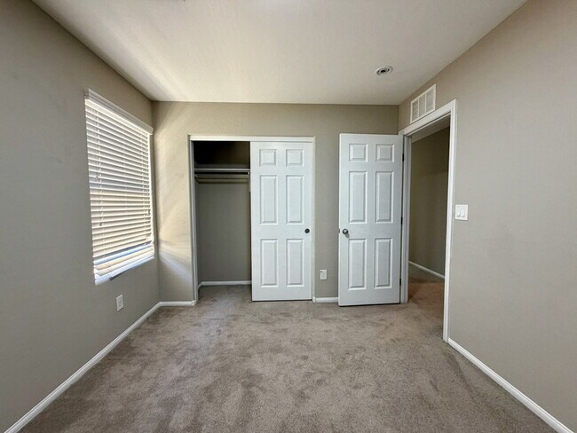 Building Photo - TWO STORY 3 BED 2.5 BATH HOME WITH SOLAR.